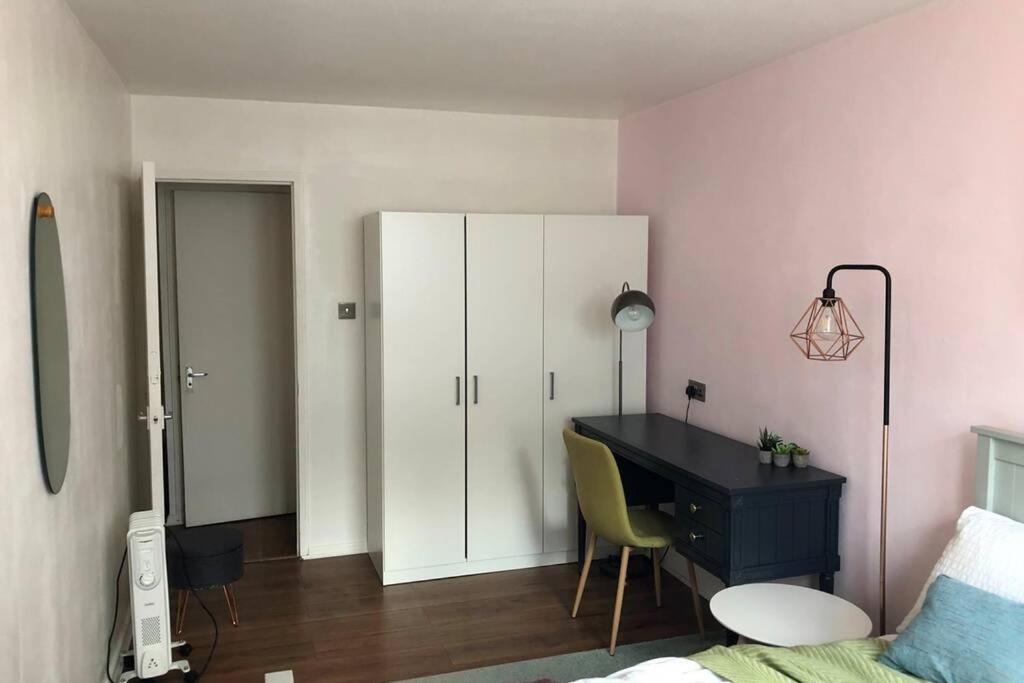 Super Spacious 2 Bedroom Apt 20Mn From Central. 런던 외부 사진