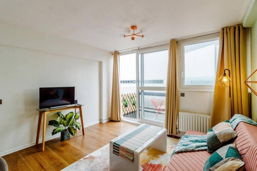 Super Spacious 2 Bedroom Apt 20Mn From Central. 런던 외부 사진